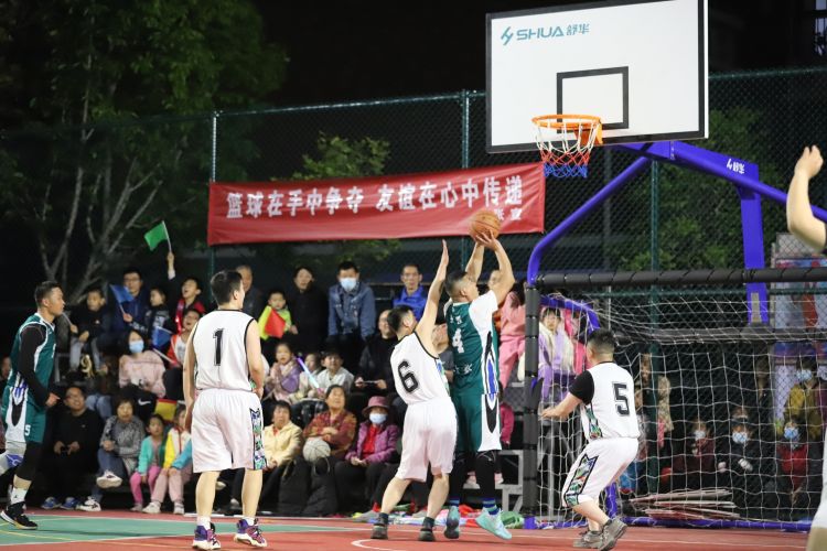 於自